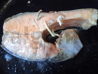 Lašišos steikas su šafranų ir putpelių kiaušiniais Žingsnis 2