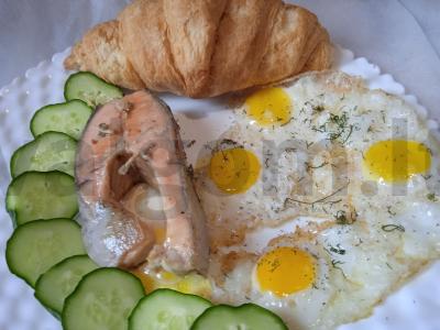 Lašišos steikas su šafranų ir putpelių kiaušiniais pagrindine nuotrauka