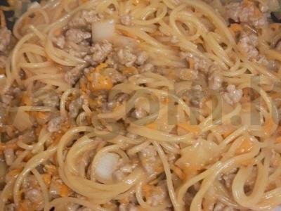 Makaronai su faršu, kečupu ir prieskoniais pagrindine nuotrauka