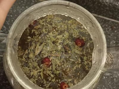 Naudingas žolelių arbata su šabelniku ir šipiniais Žingsnis 4