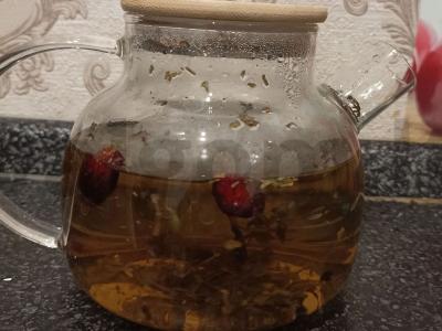 Naudingas žolelių arbata su šabelniku ir šipiniais pagrindine nuotrauka