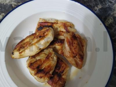 Vištienos krūtinėlė marinate iš majonezo ir sojų padažo ant grilio pagrindine nuotrauka