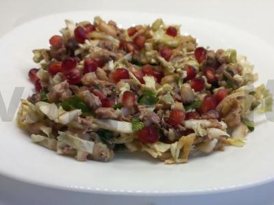 Maistingas salotas su tunu, pupelėmis ir granatu pagrindine nuotrauka