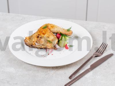 Kepta vištiena keptuvėje pagrindine nuotrauka