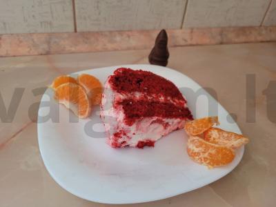 Raudonas aksominis biskvitas su grietinėle pagrindine nuotrauka