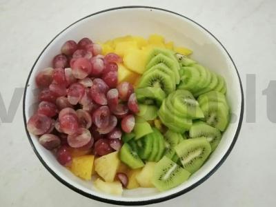 Vaisių salotos su kokosų drožlėmis Žingsnis 2