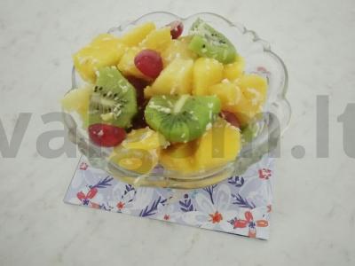 Vaisių salotos su kokosų drožlėmis pagrindine nuotrauka