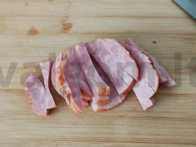 Kiaušinių omletas su kumpiu po sūriu Žingsnis 1