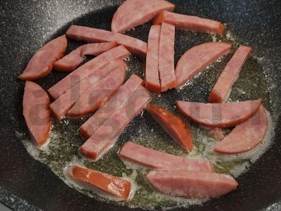 Kiaušinių omletas su kumpiu po sūriu Žingsnis 3