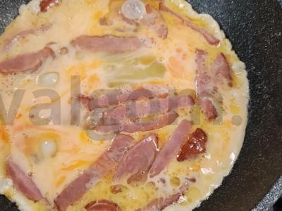 Kiaušinių omletas su kumpiu po sūriu Žingsnis 5