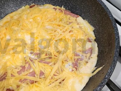 Kiaušinių omletas su kumpiu po sūriu Žingsnis 7
