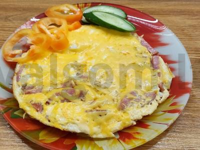 Kiaušinių omletas su kumpiu po sūriu pagrindine nuotrauka