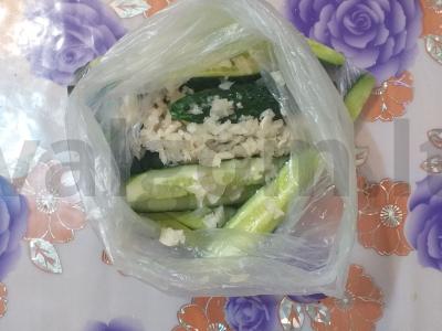 Sūdyti agurkai maišelyje Žingsnis 3