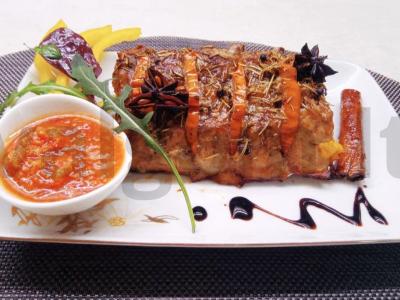 Aromatinga kiaulienos nugarinė medaus glazūroje pagrindine nuotrauka