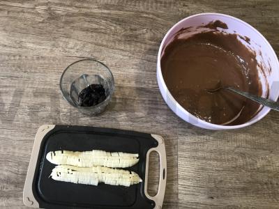 Šokoladiniai keksiukai su razinomis, bananais ir sausainiais Žingsnis 4