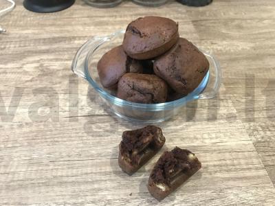 Šokoladiniai keksiukai su razinomis, bananais ir sausainiais pagrindine nuotrauka