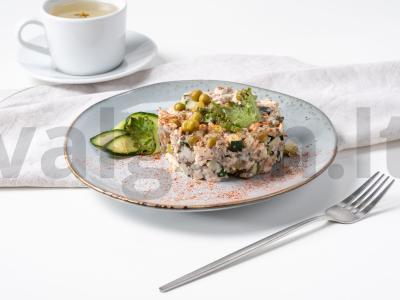 Salotas su kalakutienos filė ir konservuotomis sardinomis pagrindine nuotrauka