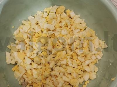 Salotas „Jūros lagūna“ su kalmarais, krevetėmis ir lašišų ikrais Žingsnis 1