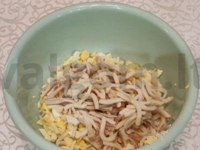 Salotas „Jūros lagūna“ su kalmarais, krevetėmis ir lašišų ikrais Žingsnis 2