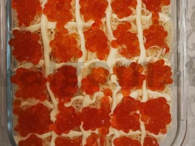 Salotas „Jūros lagūna“ su kalmarais, krevetėmis ir lašišų ikrais pagrindine nuotrauka