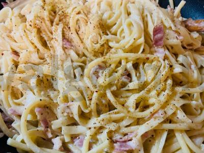 Pasta karbonara su juodaisiais pipirais pagrindine nuotrauka