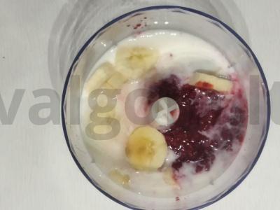 Aviečių, bananų ir augalinio pieno kokteilis Žingsnis 1