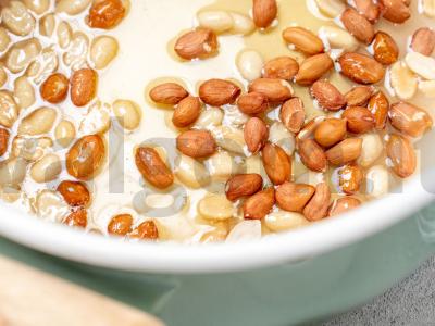 Žemės riešutų saldainiai su medumi Žingsnis 1