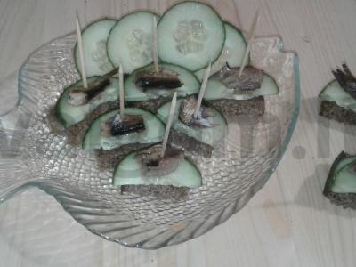 Kanarė su rugine duona ir agurku pagrindine nuotrauka