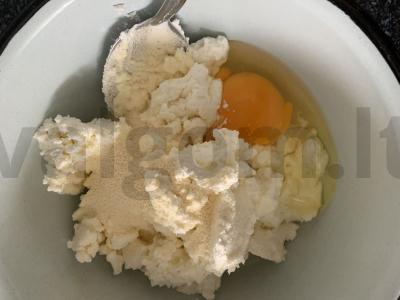 Varškėčiai su manų kruopomis, grietine ir cukrumi Žingsnis 1