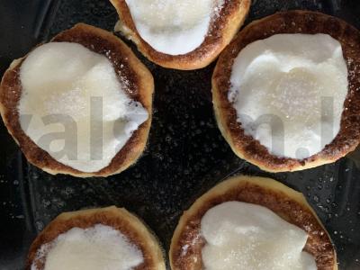 Varškėčiai su manų kruopomis, grietine ir cukrumi pagrindine nuotrauka