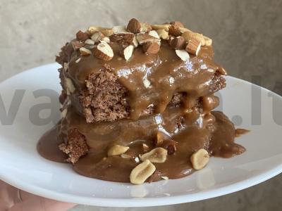 Karamele-šokoladinis pyragas pagrindine nuotrauka