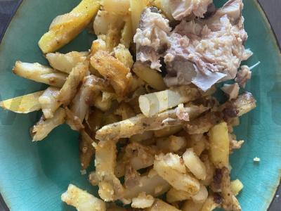 Kepta bulvė su žievele ir konservuota sardinė pagrindine nuotrauka