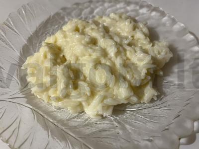 Kreminė ryžių košė su kondensuotu pienu ir ryžiais pagrindine nuotrauka