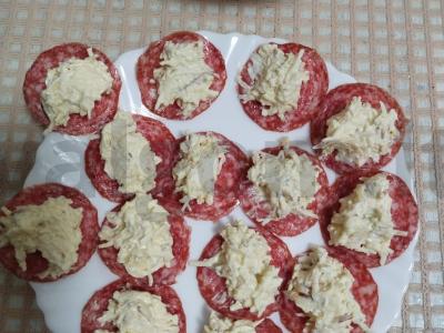 Užkandis iš dešros su varškės sūriu ir česnaku Žingsnis 2