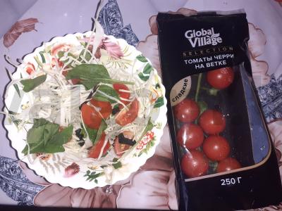 Daržovių salotas su kopūstais, špinatais ir vyšniniais pomidorais pagrindine nuotrauka