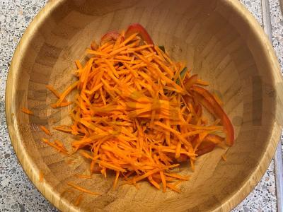 Funchosų salotos su šviežiais daržovėmis ir sojų padažu Žingsnis 3