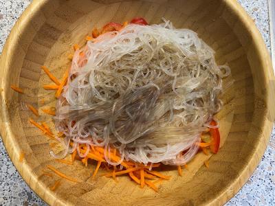 Funchosų salotos su šviežiais daržovėmis ir sojų padažu Žingsnis 4