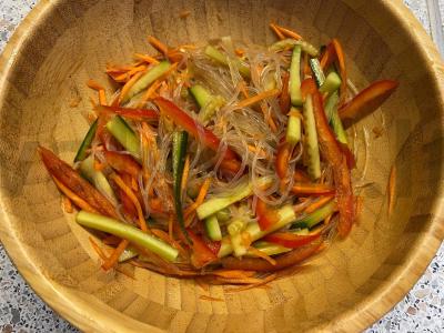 Funchosų salotos su šviežiais daržovėmis ir sojų padažu pagrindine nuotrauka