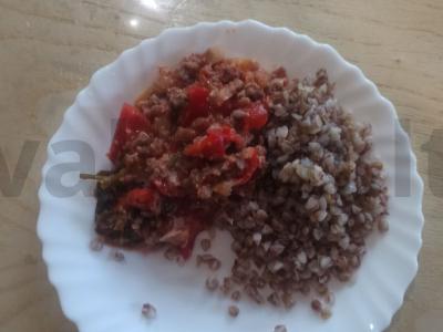 Virti vištienos skrandžiai su pomidorais ir lecho pagrindine nuotrauka