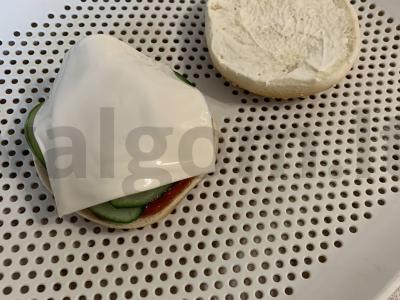 Burgeris su kotletu, sūriu ir šviežiu agurku Žingsnis 2