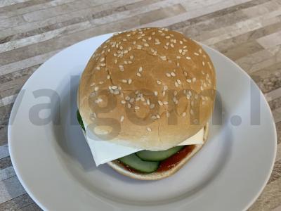 Burgeris su kotletu, sūriu ir šviežiu agurku pagrindine nuotrauka