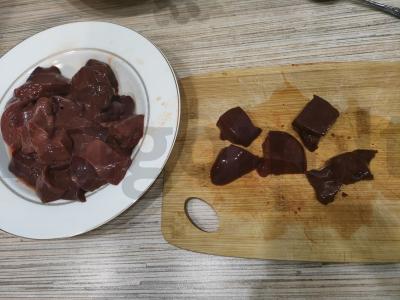 Kalakutienos kepenėlės troškintos grietinėje Žingsnis 1