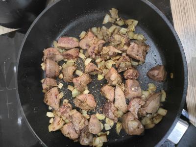 Kalakutienos kepenėlės troškintos grietinėje Žingsnis 3