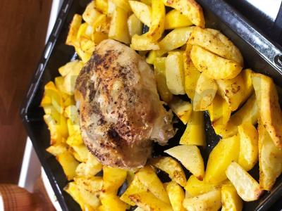 Vištienos krūtinėlė su keptais bulvėmis pagrindine nuotrauka