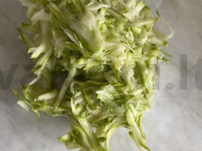 Cukinijų ir avinžirnių miltų blynai Žingsnis 1