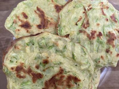 Cukinijų ir avinžirnių miltų blynai pagrindine nuotrauka