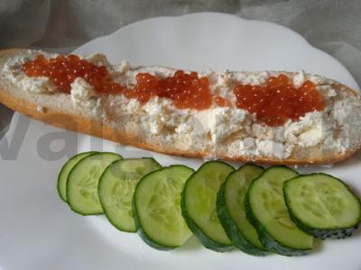 Mini baguette su varškės sūriu, lašišų ikrais ir agurku pagrindine nuotrauka