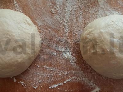 Pica su rūkytomis vištienos krūtinėlėmis, mocarela ir baziliku Žingsnis 2