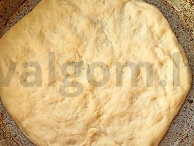 Pica su rūkytomis vištienos krūtinėlėmis, mocarela ir baziliku Žingsnis 4