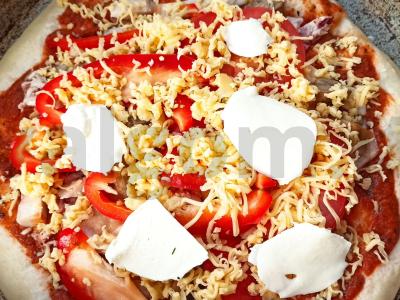 Pica su rūkytomis vištienos krūtinėlėmis, mocarela ir baziliku Žingsnis 5